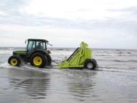 пляжеуборочная машина в воде