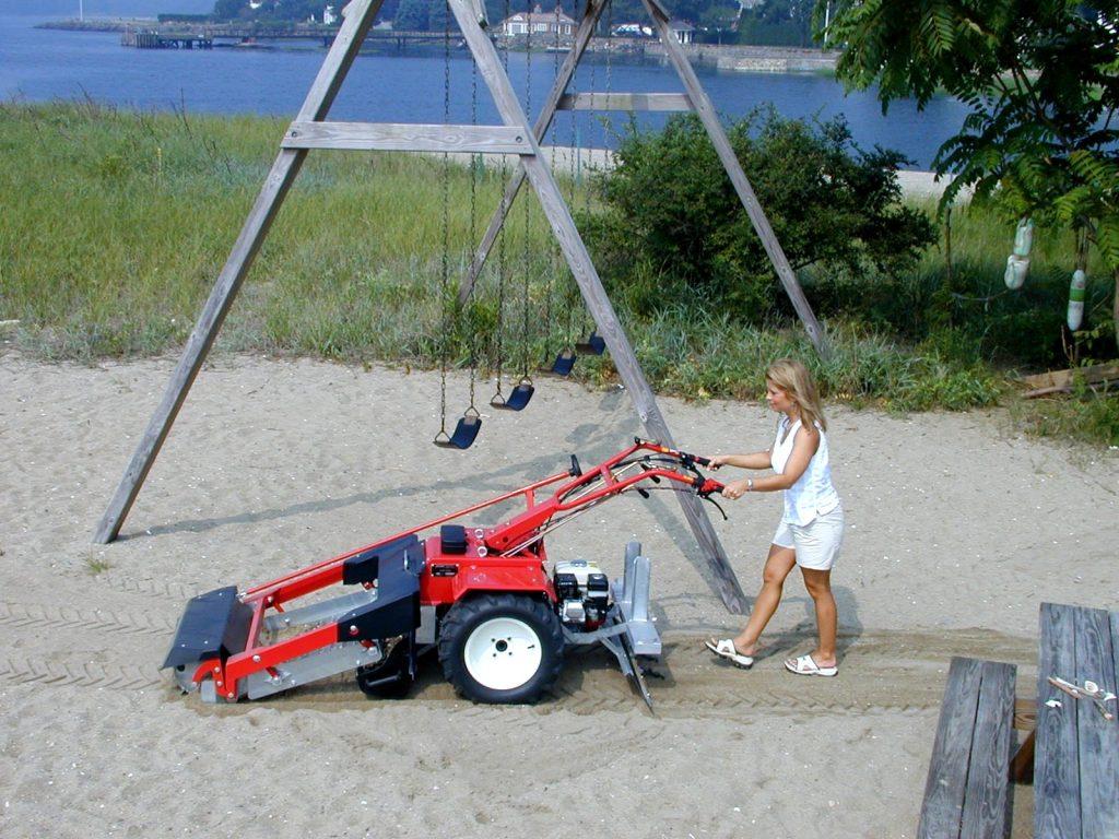 машина очищающая песок на детской площадке