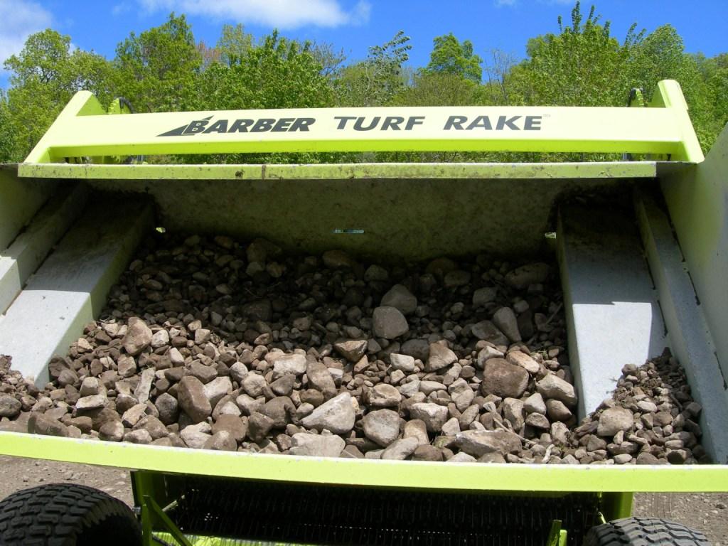 камни и скальные породы в ковше TURF RAKE