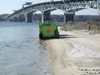 Пляжеуборочная машина убирает береговую линию