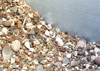 уборка мелкого мусора из песка